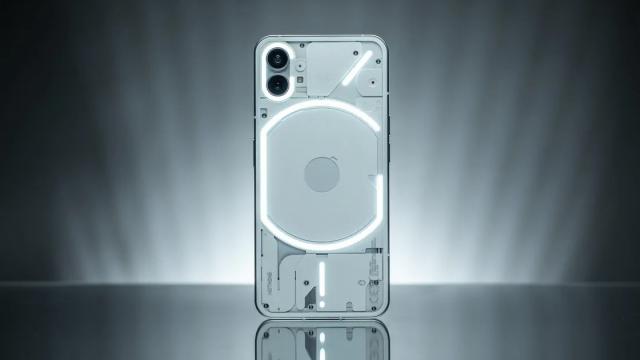 <b>Nothing Phone (2) a fost listat în GeekBench 5, cu CPU Qualcomm de top și 12 GB de RAM</b>Pare că debutul unui nou smartphone Nothing se apropie. Cu doar câteva zile în urmă am văzut un teaser cu privire la designul Nothing Phone (2) din partea CEO-ului Carl Pei. Acum smartphone-ul și-a făcut apariția pe site-ul celor de la GeekBench
