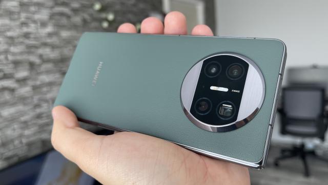 <b>Huawei Mate X3: Design mult evoluat de la predecesor, chiar şi faţă de rivali</b>Huawei Mate X3 reuşeşte să concureze cu succes cu Samsung Galaxy Z Fold 4 şi cu Xiaomi Mix Fold 2, fiind foarte subţire şi uşor. Măsoară doar 5.3 mm în talie deschis, cu 1 mm mai puţin decât Galaxy Z Fold 3 şi cântăreşte 239