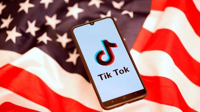 <b>TikTok interzis pentru prima dată publicului; Se întâmplă într-un stat american iar legea va fi pusă în aplicare din 2024</b>După interdicţii la nivel guvernamental şi universitar, aplicaţia TikTok este acum interzisă pentru prima dată şi pentru public. Se întâmplă în premieră în statul Montana din SUA, în urma legislaţiei semnate de guvernatorul Greg Gianforte

