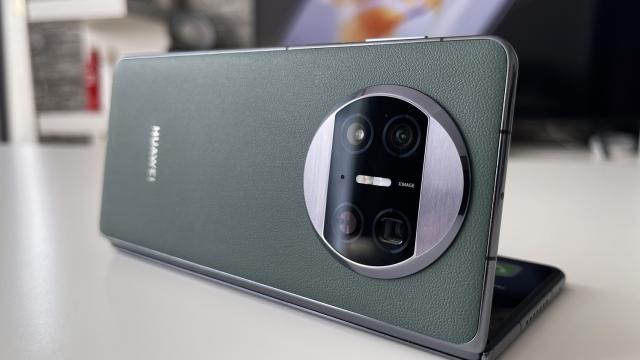 <b>Huawei Mate X3: Camera numărul 1 a pliabilelor? Hai să aflăm!</b>Pe partea foto avem două camere de 8 MP selfie, una decupată în ecranul intern şi una în cel extern. Filmează în 4K. Cea principală e una triplă, cu senzor principal de 50 MP, cu stabilizare optică, telemetru laser şi deschidere F/1.8. Are şi camera