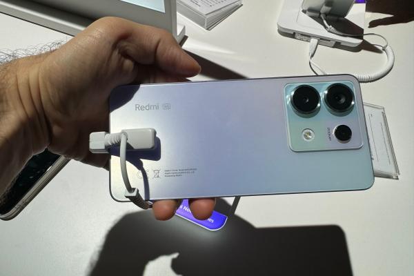Redmi Note 13 Pro 5G Hands On: acum cu ecran plat şi Snapdragon (Video)