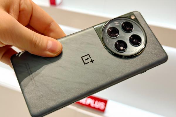 OnePlus 12R Unboxing şi impresii: putem coborî şi sub 3000 lei cu un potenţial hit (Video)