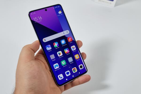 Redmi Note 13 Pro+ 5G - Display generos, luminos, curbat, ca de flagship