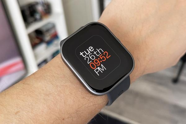 Prezentare CMF Watch Pro by Nothing: Smartwatch premium accesibil, cu autonomie de 13 zile, display AMOLED mare, difuzor și microfon pentru apeluri