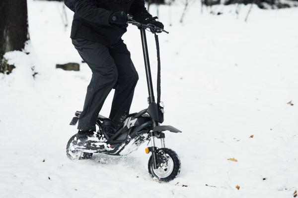 Acer lansează trotineta electrică Predator Extreme: E inspirată de vehicule offroad, are motor de 960W și îți permite să faci acrobații