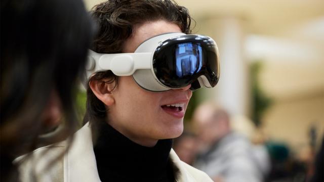 <b>Google se răzgândește și va lansa o aplicație dedicată YouTube pentru Apple Vision Pro</b>Undeva în a doua parte a lunii ianuarie aflam cu stupoare faptul că Google, Netflix și Spotify nu aveau de gând să lanseze aplicații native pe headset-ul Apple Vision Pro, lăsându-le utilizatorilor doar varianta de acces din browser