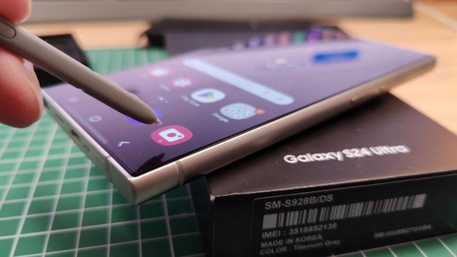 <b>Samsung Galaxy S24 Ultra: Hardware upgradat în stil iPhone de la predecesor</b>Samsung Galaxy S24 Ultra nu aduce un salt chiar gigantic de hardware faţă de predecesorul său. În mare vorbim despre alt tip de panou de ecran, CPU nou şi camera telephoto periscop nouă... cam atât. Recapitulăm totuşi întreg hardware-ul mai jos