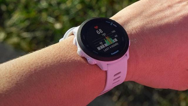 <b>Garmin pregătește smartwatch-ul Forerunner 165; Ar primi display AMOLED și senzor elevate V4 pentru monitorizare precisă</b>Se pare că au trecut 3 ani de la lansarea lui Garmin Forerunner 55, un smartwatch ceva mai accesibil din portofoliul producătorului, destul de popular. Publicația Fitness Tracker Test a reușit să obțină informații despre un presupus succesor pentru acest