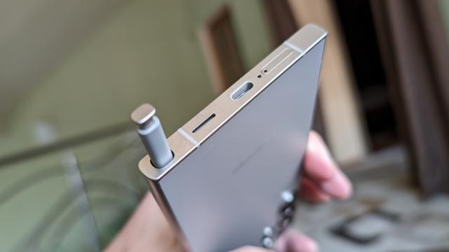 <b>Samsung Galaxy S24 Ultra: Acustica făcută parcă mai mult pentru gaming decât muzică</b>Continuăm cu difuzoarele stereo, dar nu şi cu jack audio. Nu e nimic nou la asta, de la iPhone 7 încoace. Avem tuning AKG şi setări gârla în zona de opţiuni, unele Dolby Atmos, inclusiv de gaming, plus egalizator. Putem face setări în zona Dolby Atmos