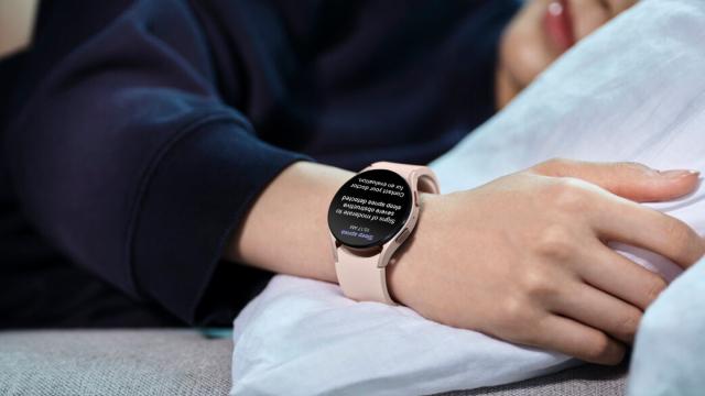 <b>Samsung o ia înaintea Apple şi a primit aprobarea pentru a monitoriza apneea în somn pe Galaxy Watch</b>În vreme ce continuăm să aşteptăm implementarea unui monitor de glicemie pe ceasurile inteligente, o altă evoluţie a monitorizării sănătăţii tocmai s-a produs. Samsung a luat-o înaintea Apple şi a primit aprobarea pentru a monitoriza 