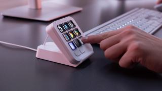 Logitech prezintă MX Keypad; Accesoriul dedicat programatorilor aduce taste configurabile pentru AI, VS Code și GitHub Copilot