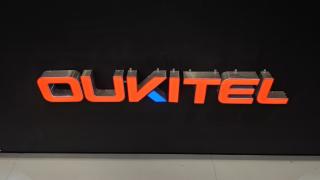 Am intrat în standul unde telefonul face foc, iar laptopul caută soarele: Oukitel la IFA 2026