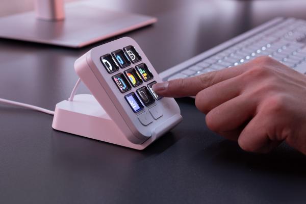 Logitech prezintă MX Keypad; Accesoriul dedicat programatorilor aduce taste configurabile pentru AI, VS Code și GitHub Copilot