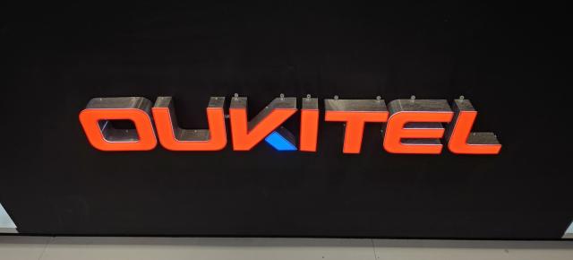 Am intrat în standul unde telefonul face foc, iar laptopul caută soarele: Oukitel la IFA 2026
