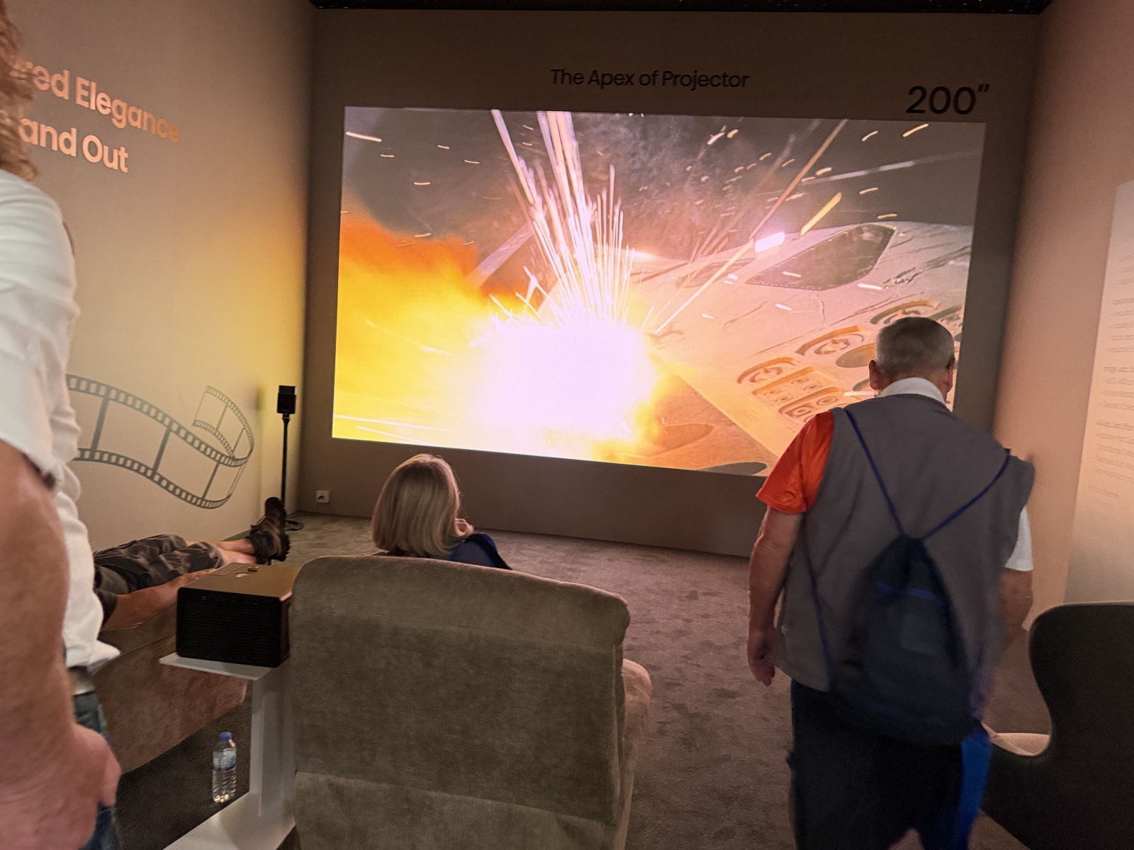 Hisense XR10 proiectează până la 300 inch: am văzut „cinematograful din valiză” la IFA 2026