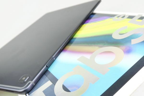 Samsung Galaxy Tab S5e: Design ultra-subţire, dar solid, premium la atingere