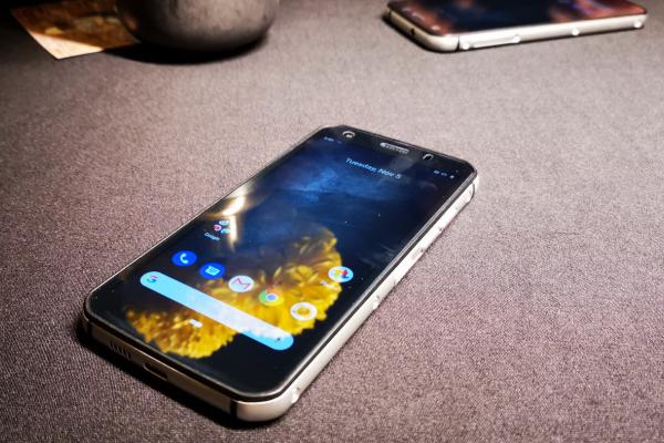 CAT S52 a debutat în România: telefon robust mai elegant, primul cu cititor de amprente de la CAT (Video Hands On)