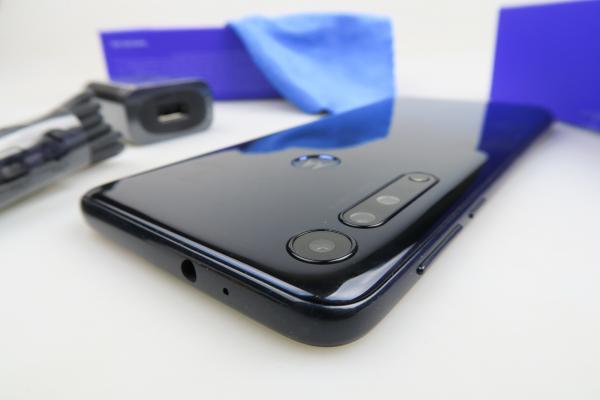 Motorola One Macro Unboxing: telefon midrange cu cameră Macro, care face lucrurile minuscule să pară impresionante