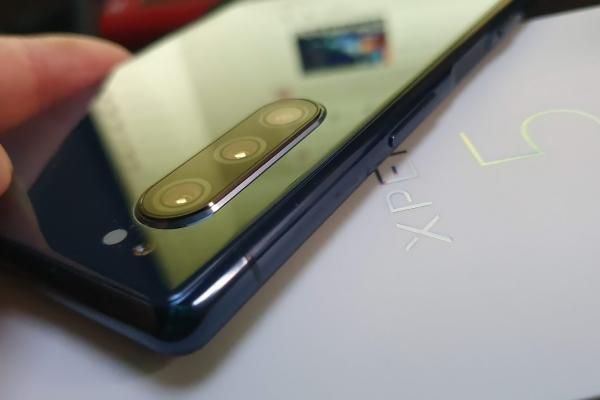 Sony Xperia 5: Design îngust, comod, premium