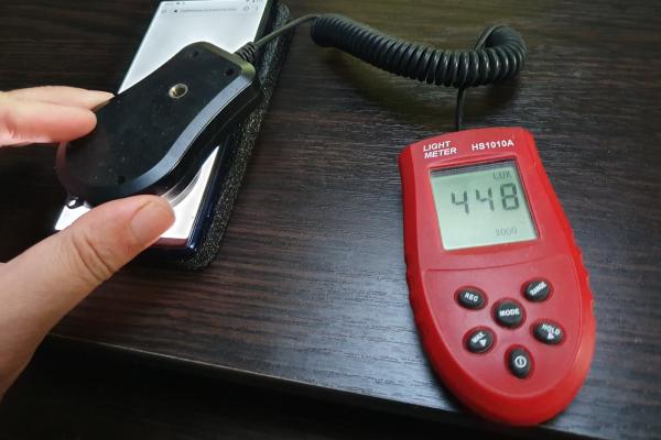 Luminozitate display Sony Xperia 5 și ecran văzut la microscop