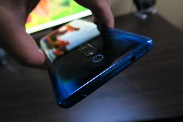 Xiaomi Mi 9T: Design fermecător, materiale premium şi cameră pop-up cu joc de lumini