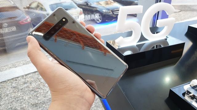 <b>Orange anunță lansarea serviciilor 5G în 3 mari orașe din România! Abonamente cu trafic nelimitat și Galaxy S10 5G exclusiv în ofertă! </b>Această zi de 5 noiembrie a marcat o premieră pe plan local și anume lansarea serviciilor Orange 5G în 3 mari orașe din România, detaliu despre care vă vorbesc în rândurile de mai jos. Pentru a marca momentul, operatorul 