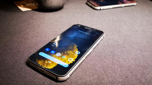 <b>CAT S52 a debutat în România: telefon robust mai elegant, primul cu cititor de amprente de la CAT (Video Hands On)</b>Ieri seară CAT a organizat un eveniment în România, menit pentru debutul telefonului CAT S52. Acest telefon reprezintă câteva premiere pentru compania cunoscută şi pentru ai săi bocanci şi excavatoare. În primul rând e primul model care e şi mai elegant ş