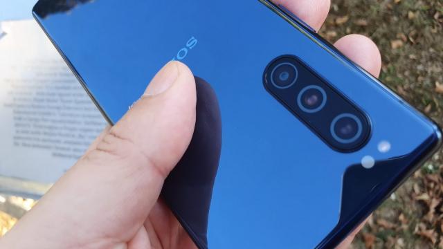 <b>Sony Xperia 5 review detaliat în limba română</b>Sony Xperia 1 a fost cel mai curajos flagship din 2019, pentru că a fost pur şi simplu altfel. Nici un alt telefon din 2019 nu a arătat la fel şi nu a reuşit să se transforme în percepţia publică. Mai toţi cunoscuţii mei au trecut de la glume cu "arată ca