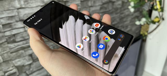 Google Pixel 7 Pro: OS, UI, aplicaţii bazate pe un Android 13 mai puţin dotat decât One UI 5.0