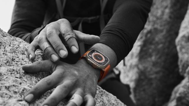 <b>Dacă primul Apple Watch Ultra ți s-a părut scump, află că noul model va fi și mai costisitor; Vina pusă pe ecranul microLED</b>Apple Watch Ultra a șocat nu doar prin funcțiile superioare unui smartwatch de serie de la Apple, ci și prin prețul uriaș de la debut, de aproximativ 4500 - 4600 de lei. Dacă erau speranțe cu privire la o sumă mai mică asociată viitorului model