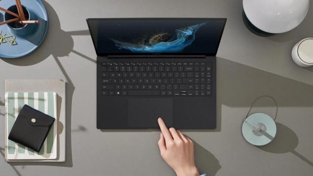 <b>Samsung Galaxy Book3 Pro are specificațiile dezvăluite înainte de lansarea din 7 februarie; Ce ne rezervă notebook-ul?</b>Pe 1 februarie are loc un nou eveniment măreț Samsung Unpacked. În cadrul conferinței vor fi prezentate mai multe dispozitive. În lumina reflectoarelor se află smartphone-urile din seria Galaxy S23, însă evenimentul ne va aduce și noi laptopuri Samsung Ga