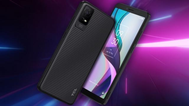 <b>Un nou telefon căruia îi poți înlocui bateria vine pe piață - TCL Ion X</b>Luna ianuarie a fost marcată și de lansarea lui Nokia C12, un telefon cu baterie detașabilă și nu singurul care sosește la mijloc de iarnă. De astăzi avem un nou model cu aceleași caracteristici și anume TCL Ion X, proaspăt anunțat pentru 