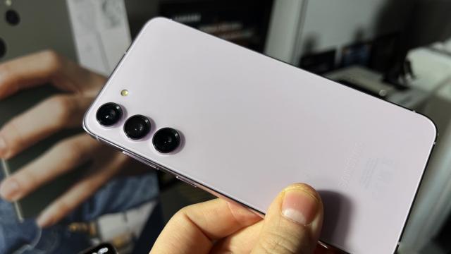 <b>Samsung Galaxy S23+ 5G Hands-On: Flagship mai manevrabil față de predecesor, acum cu CPU Qualcomm de top și protecție Gorilla Glass Victus 2 (Video)</b>În această seară a avut loc marele eveniment Samsung Unpacked, care ne-a adus lansarea seriei de smartphone-uri Galaxy S23. Lineup-ul e compus din 3 modele, iar toate împart noul cipset Snapdragon 8 Gen2 într-o ediție specială, tactată mai sus decât