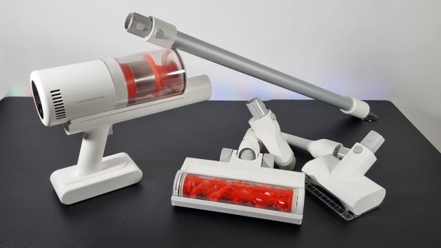 <b>Prezentare Xiaomi Handheld Vacuum Cleaner G11 - Aspirator vertical comod în utilizare, cu perie rotativă inteligentă și putere mare de curățare</b>Am început anul 2023 prin testarea unui aspirator. E vorba despre Xiaomi Handheld Vacuum Cleaner G11, model vertical care promite o putere mai mare de aspirare față de predecesor. Testam varianta G10 în urmă cu aproape doi ani și pare că succesorul