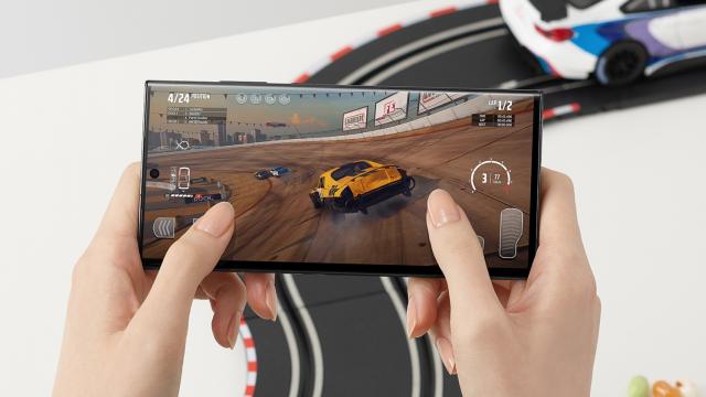 <b>Samsung a introdus un sistem de răcire de dimensiuni generoase odată cu seria Galaxy S23; Iată cum arată</b>Am văzut deja clipuri de dezasamblare a seriei Galaxy S22, tripleta lansată de Samsung în urmă cu un an. Totuși, avem acum 3 noi smartphone-uri despre care să discutăm. Deși Galaxy S23, S23+ și S23 Ultra par să nu fie prea diferite față de predecesorii