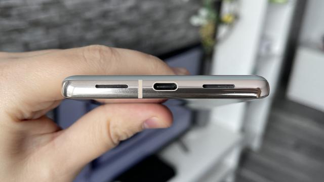 <b>Google Pixel 7 Pro: Acustica stereo livrează, inclusiv la jocuri</b>Recunosc, au fost câteva capitole la care am cam dat de pământ cu acest telefon şi pe merit. Acustica nu pare să fie totuşi unul dintre ele. Primim difuzoare stereo, care oferă o audiţie plăcută, stereo la modul real, chiar dacă totuşi nu la calitate