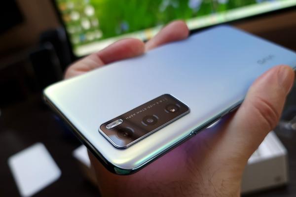 Vivo Y70 Unboxing: telefon midrange ultrauşor cu 8 GB RAM, încărcare rapidă, ecran AMOLED (Video)