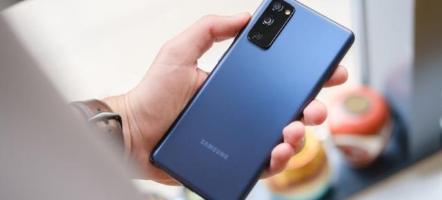 Samsung oprește actualizarea la One UI 3.1 pentru Galaxy S20 FE 5G din cauza unor probleme și bug-uri semnalate de utilizatori