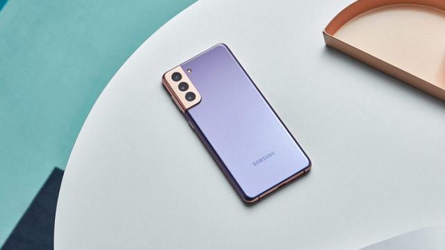<b>Turul Magazinelor #847: Galaxy S21 la cel mai bun preţ, Galaxy A12 în ofertă şi căşti TWS de top cu discount</b>La mijloc de săptămână se iveşte un nou Tur al Magazinelor, episodul #847. Iniţial strânsesem câteva oferte foarte bune pentru căşti şi electrocasnice, dar apoi s-au ivit şi telefoane tentante. Lista este incununata de Galaxy S21 la cel mai bun preţ