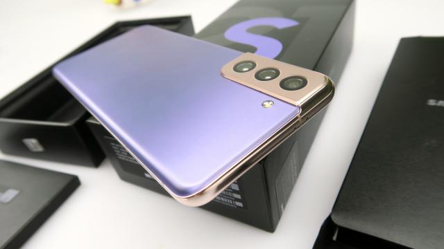 <b>Samsung Galaxy S21 5G review detaliat în limba română (Evaluare Mobilissimo)</b>Anul 2020 a fost unul atipic, decalând şi reprogramând rutinele şi vieţile tuturor. Strategii ale marilor companii au fost date peste cap, piaţa smartphone a devenit greu de prezis, iar Samsung se adaptează din mers. A lansat flagship-urile Galaxy S..