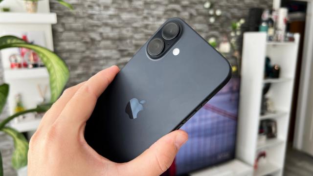 <b>Apple iPhone 16 Plus review detaliat în limba română (evaluare Mobilissimo)</b>Zilele trecute vorbeam cu cineva care nu se pricepe foarte mult la tehnologie şi încercam să îi explic motivul pentru care există telefoane cu Plus. "E ca un iPhone 16, dar mai mare". "De ce?" a fost răspunsul său. Păi pentru gaming şi vizionare de filme