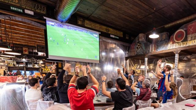 <b>S-a deschis primul bar care îţi protejează smartphone-ul: e învelit în bule! </b>O veste trăznită ne vine azi: un bar special gândit pentru suporterii fotbalului din Barcelona şi care le protejează telefoanele fiind învelit în bule. Inovaţia a venit chiar înaintea succesului Barcelonei cu Bayern din Champions League 