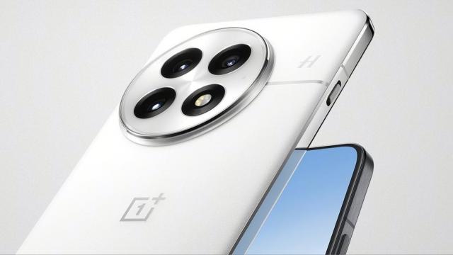 <b>OnePlus 13 are dotările camerei confirmate; Va aduce 3 senzori foto a câte 50 MP, cu o cameră periscop upgradată</b>OnePlus 13 este pe cale să fie lansat oficial în China pe 31 octombrie, iar compania începe să dezvăluie detalii interesante despre viitorul său flagship. Ultimele noutăți sunt legate de sistemul de cameră, iar OnePlus a postat chiar mostre foto realizate