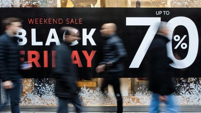 <b>Cum eviţi ţepele de Black Friday în 2024; Ce recomandă ANPC?</b>Ne apropiem de perioada aceea a anului când se face de 100 de ori mai mult shopping decât de obicei. De fapt Black Friday a şi început la unele magazine de la noi, iar cei de la ANPC au nişte recomandări pentru a face cumpărături