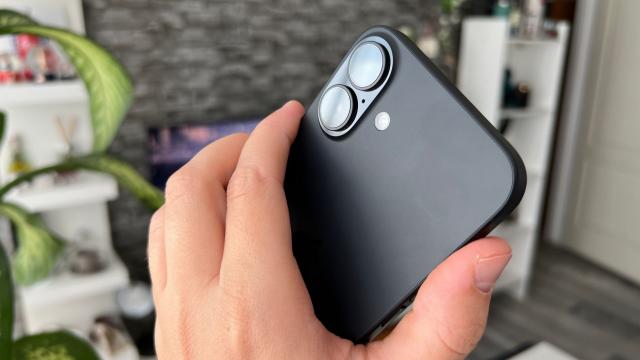 <b>iPhone 16 interzis în Bali, de fapt în toată Indonezia; Iată de ce</b>Iniţial mă gândeam că faptul că Indonezia a interzis iPhone-urile nu va afecta multă lume, apoi mi-am amintit că Bali e în Indonezia. E o destinaţie turistică populară, iar turiștii nu mai pot cumpăra iPhone 16 acolo. Ei bine, Indonezia  