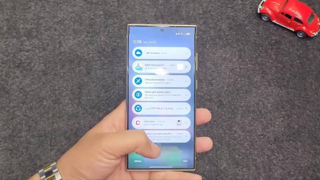 <b>Ce telefoane primesc One UI 7.0 + un demo video cu interfaţa sa: Quick Settings actualizat, iconuri noi (Video)</b>Designul lui One UI 7.0, interfaţa custom aplicată de Samsung peste Android 15 iese din nou la iveală azi, prin intermediul unui clip hands on. Avem mai jos şi o listă cu telefoanele compatibile cu One UI 7.0 şi alte detalii utile. Noul UI ar