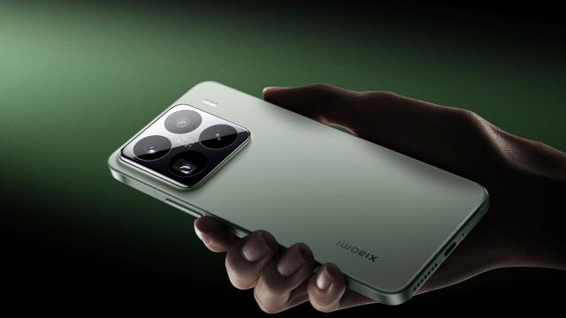<b>Xiaomi 15 Pro anunţat oficial: cameră periscop superioară, baterie mare, procesor Snapdragon 8 Elite</b>Xiaomi 15 Pro a debutat astăzi şi este oficial primul telefon cu procesor Qualcomm Snapdragon 8 Elite la bord. O premieră care dacă nu mă înşel a fost bifata pentru Snapdragon 8 Gen 3 de predecesorii săi. Avem de-a face cu un telefon cu o baterie