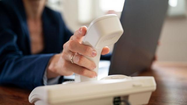 <b>Cine mai folosește „fixul” în 2024? Județele unde telefoanele fixe încă sună</b>Comunicarea la distanță e dominată de telefonie mobilă + servicii de mesagerie instant precum Messenger, WhatsApp, Telegram. Totuși, România păstrează încă o rețea activă de telefoane fixe. La nivel național vorbim despre aproximativ 17 telefoane fixe la 