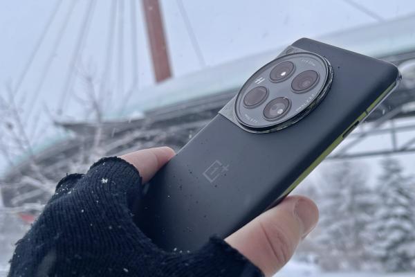 OnePlus 12: Camera primește periscop pentru zoom optic 3x și un senzor principal Sony LYT-808 + Hasselblad la posturi 