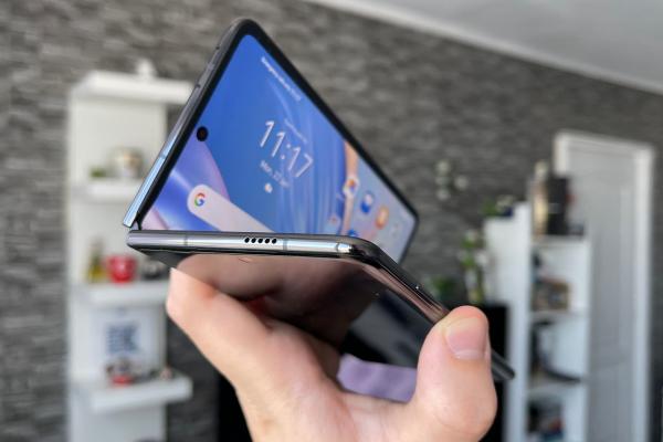 Honor Magic V2: Look premium și piele ecologică în spate pentru cel mai subțire și ușor pliabil tip carte din lume